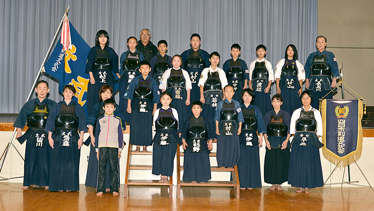 四日市剣道文武会メンバーの集合写真